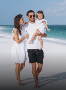familia feliz en la playa con seguro de vida, auto y médico contratado
